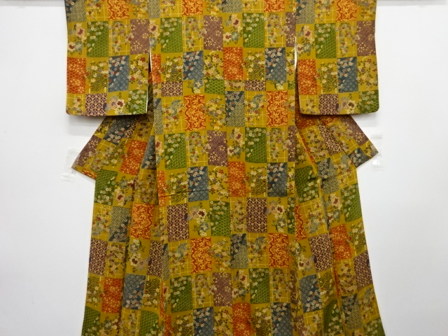 縮緬地　市松に花・古典柄　小紋着物